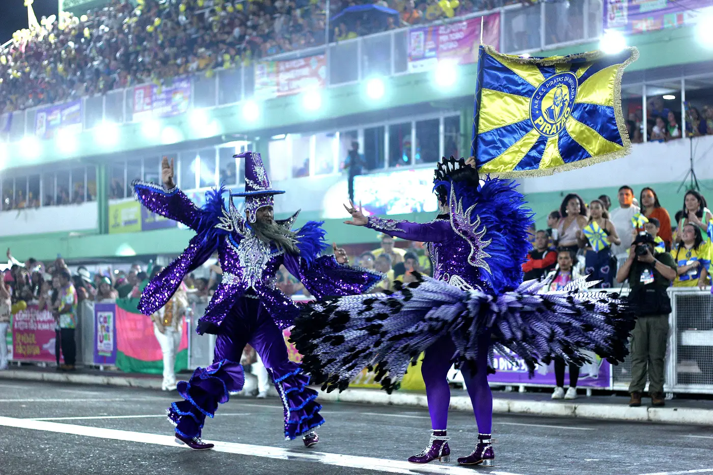 Carnaval 2025: Piratas da Batucada encerra desfiles com 'A Realeza do Sertão: o cordel azul e dourado de quem fez deste torrão o seu reinado'