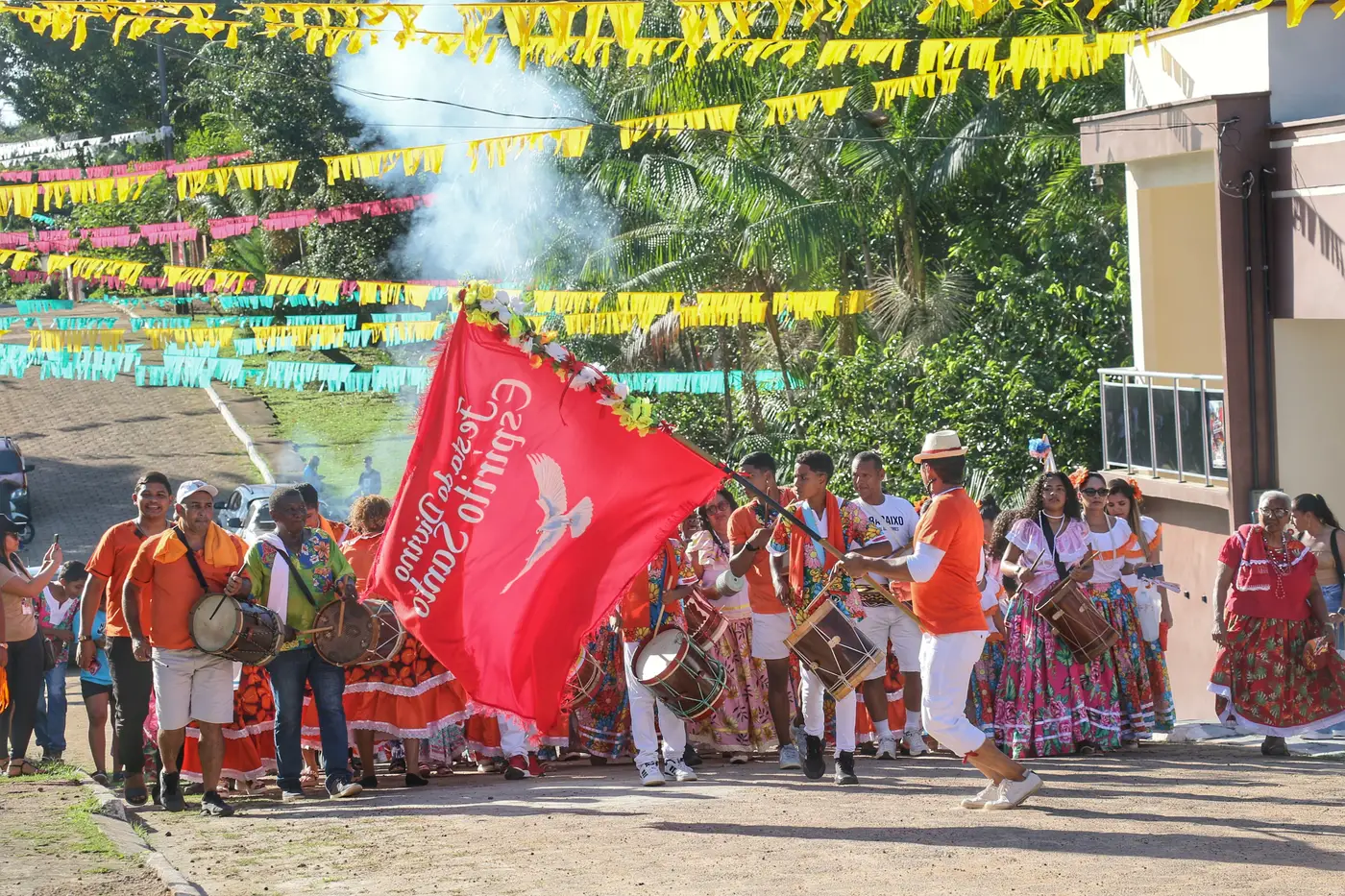 Cortejo dos grupos de Marabaixo na festa de São Tiago