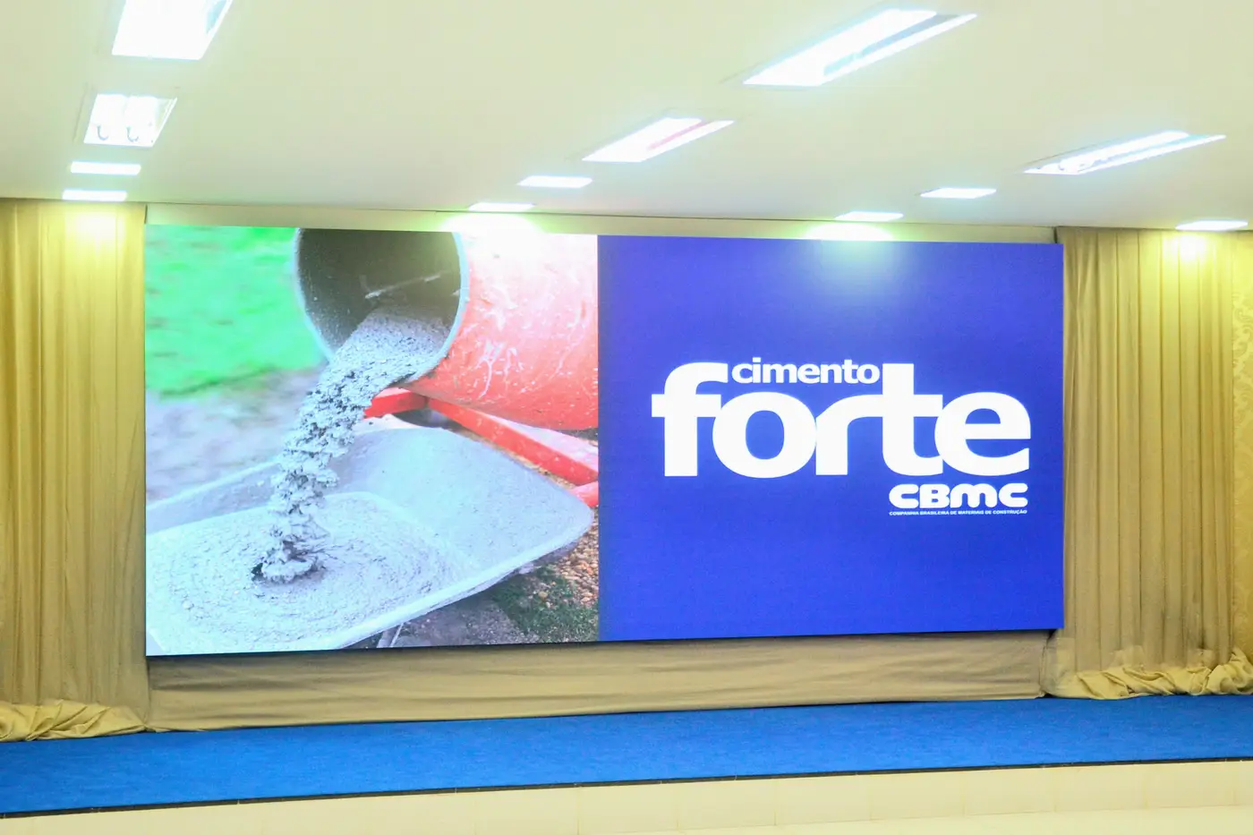 Anúncio da 1ª Fábrica de Cimento do Amapá, com a presença do empresário Eduardo Henrique, da Cimento Forte