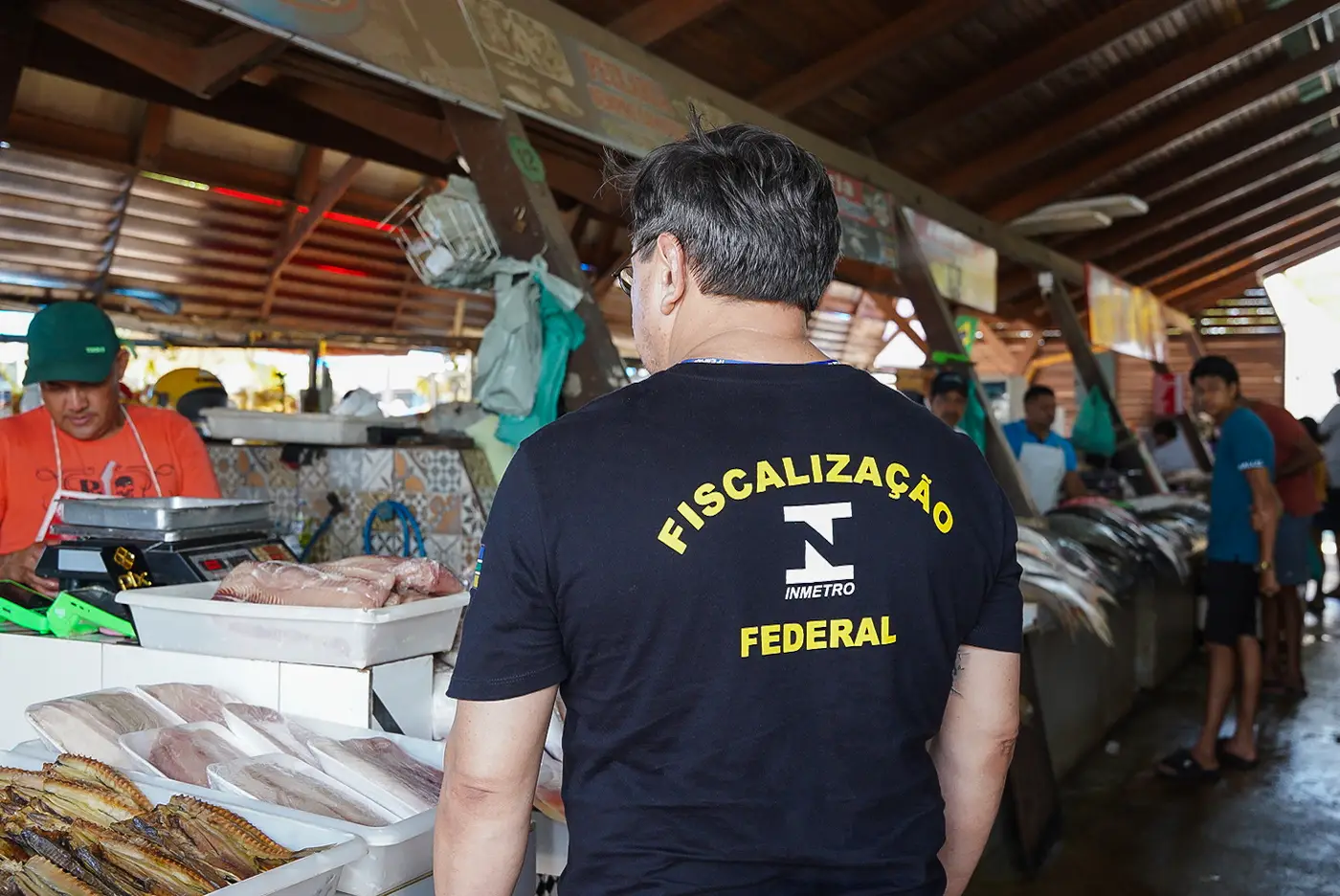 IPEM-AP realiza Blitz Educativa na Feira do Pescado em Parceria com o Batalhão Ambiental e a SEMA