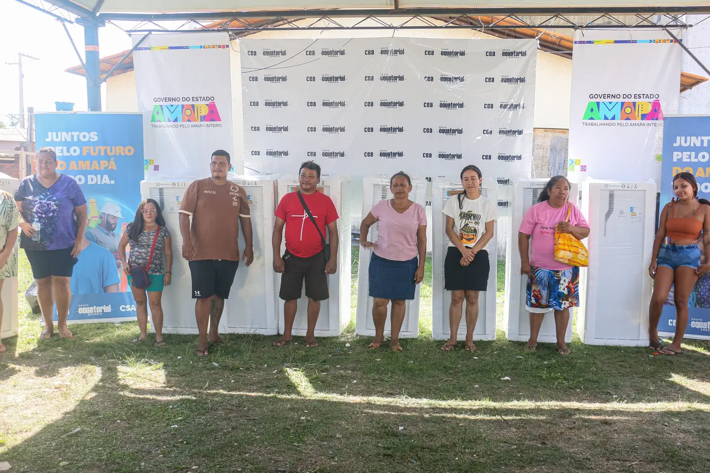 Governo do Amapá Entrega de geladeiras após incêndio no Novo Buritizal