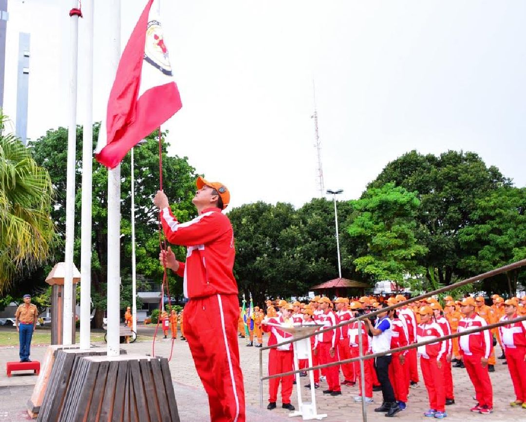 O sargento Jarbas Tavares, que hasteou a bandeira, afirma estar honrado por representar seu grupamento.