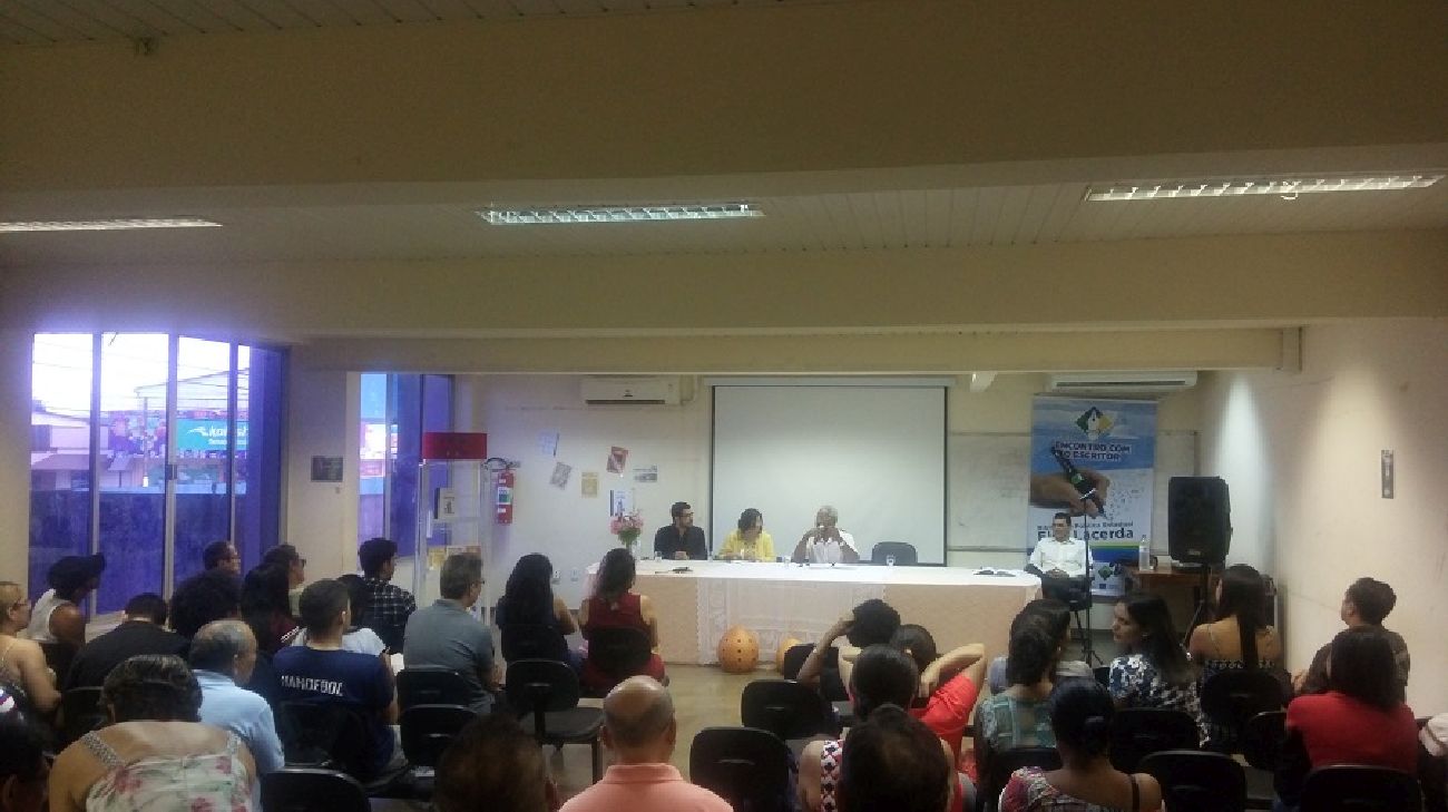 Estudantes, escritores e professores participaram do evento na Biblioteca Elcy Lacerda