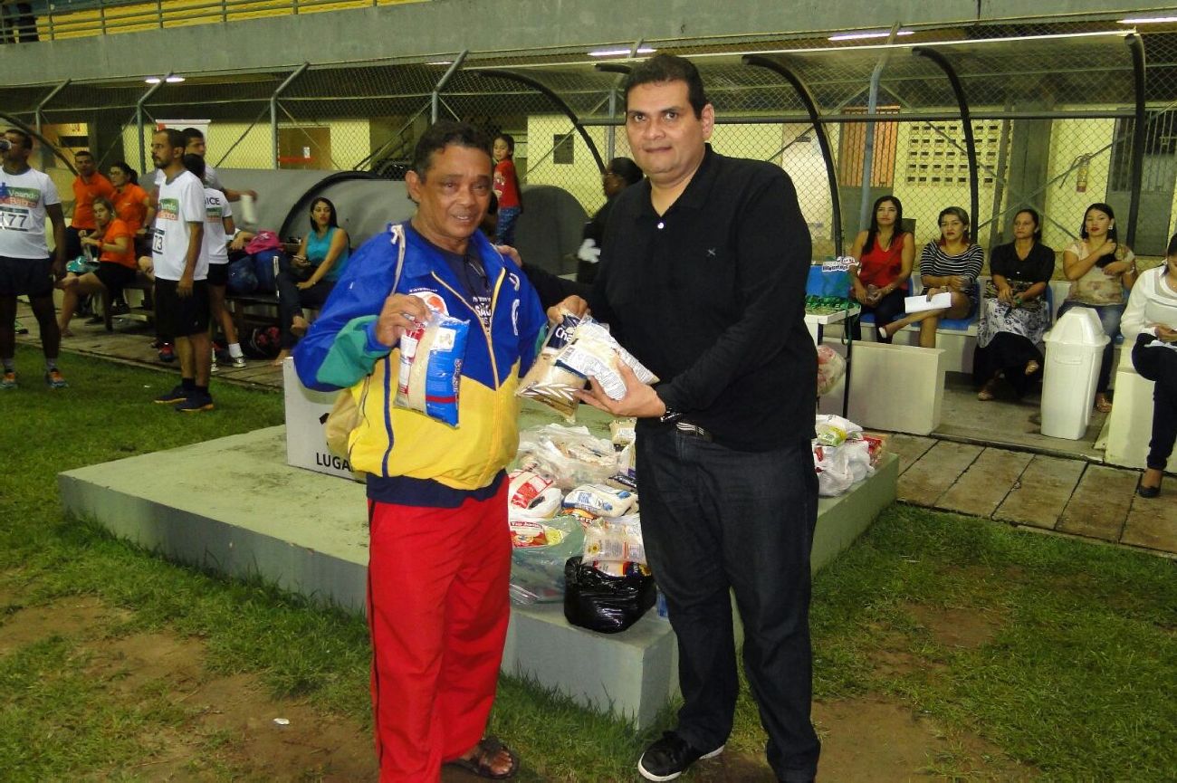 Professor Nelson dos Anjos recebeu com alegria os mantimentos. Alimentos ajudam crianças na prática do esporte