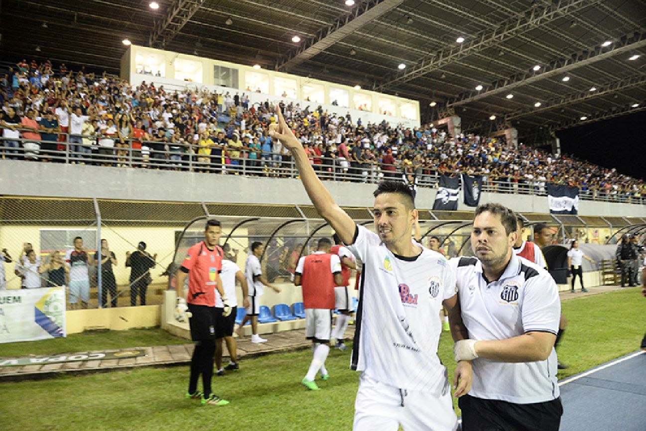 Batata comemora o último gol na goleada que classificou o Peixe para a próxima fase da Copa Verde