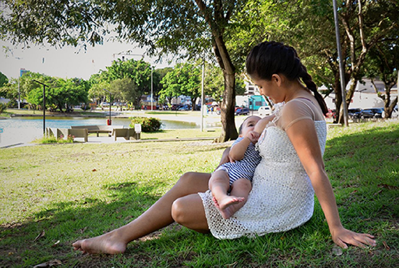 A amamentação também traz benefícios para as mães ajudando, inclusive, a prevenir contra o câncer de mama e de ovário