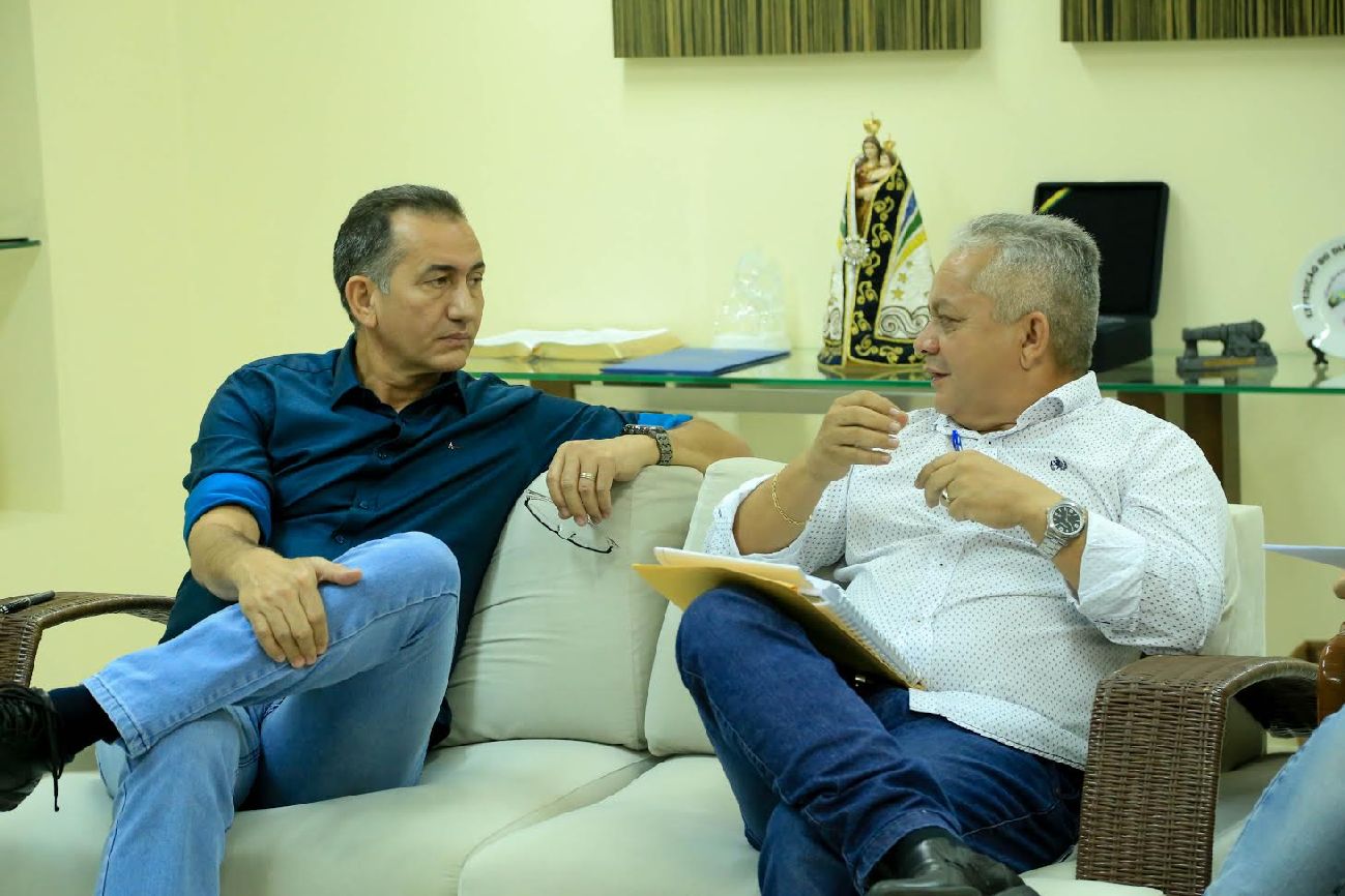 O governador Waldez e o prefeito Carlos Sampaio conversaram sobre as necessidades da população do município de Amapá.