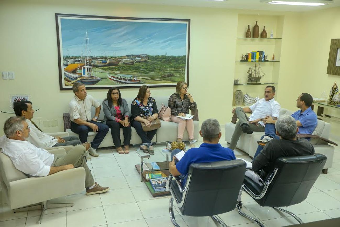 O governador Waldez Góes reuniu nesta segunda-feira, 17, com representantes da categoria no Palácio do Setentrião.