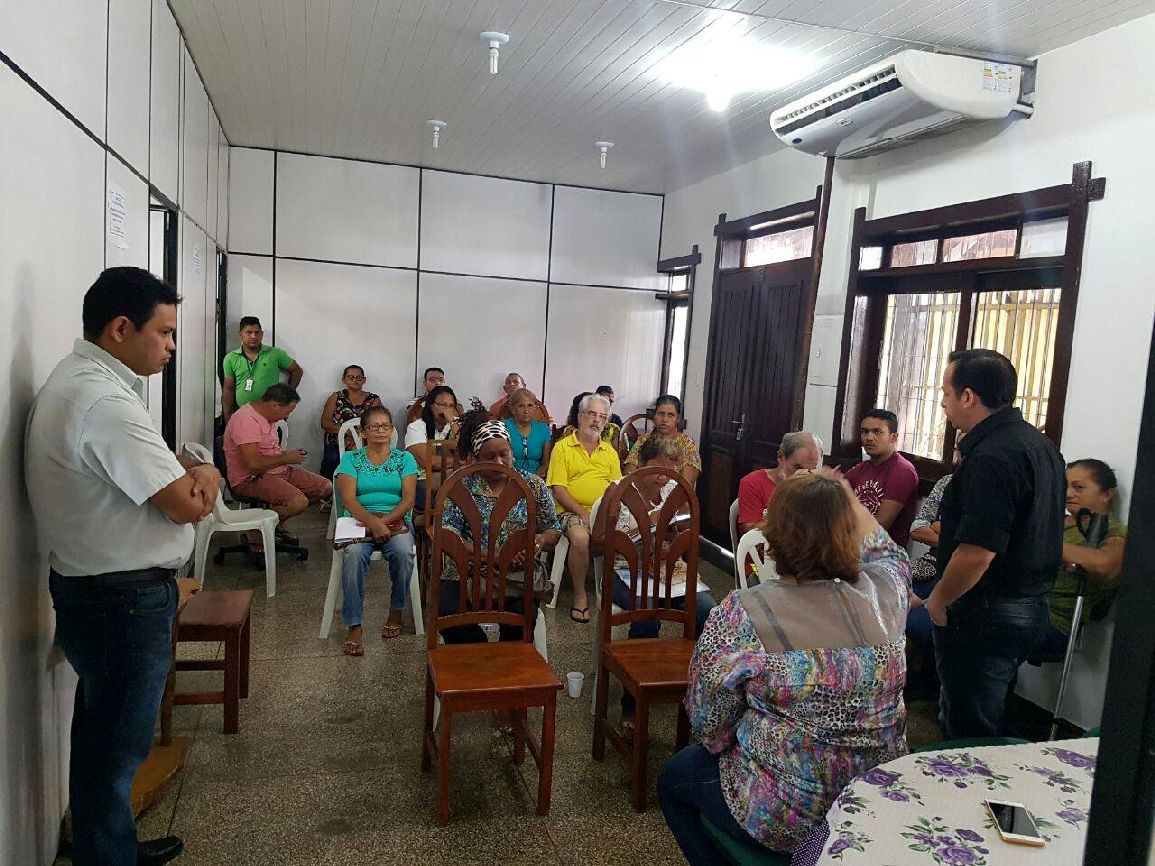 Na reunião com artesãos, secretário do Trabalho, Alex Pereira, explicou os motivos da reforma