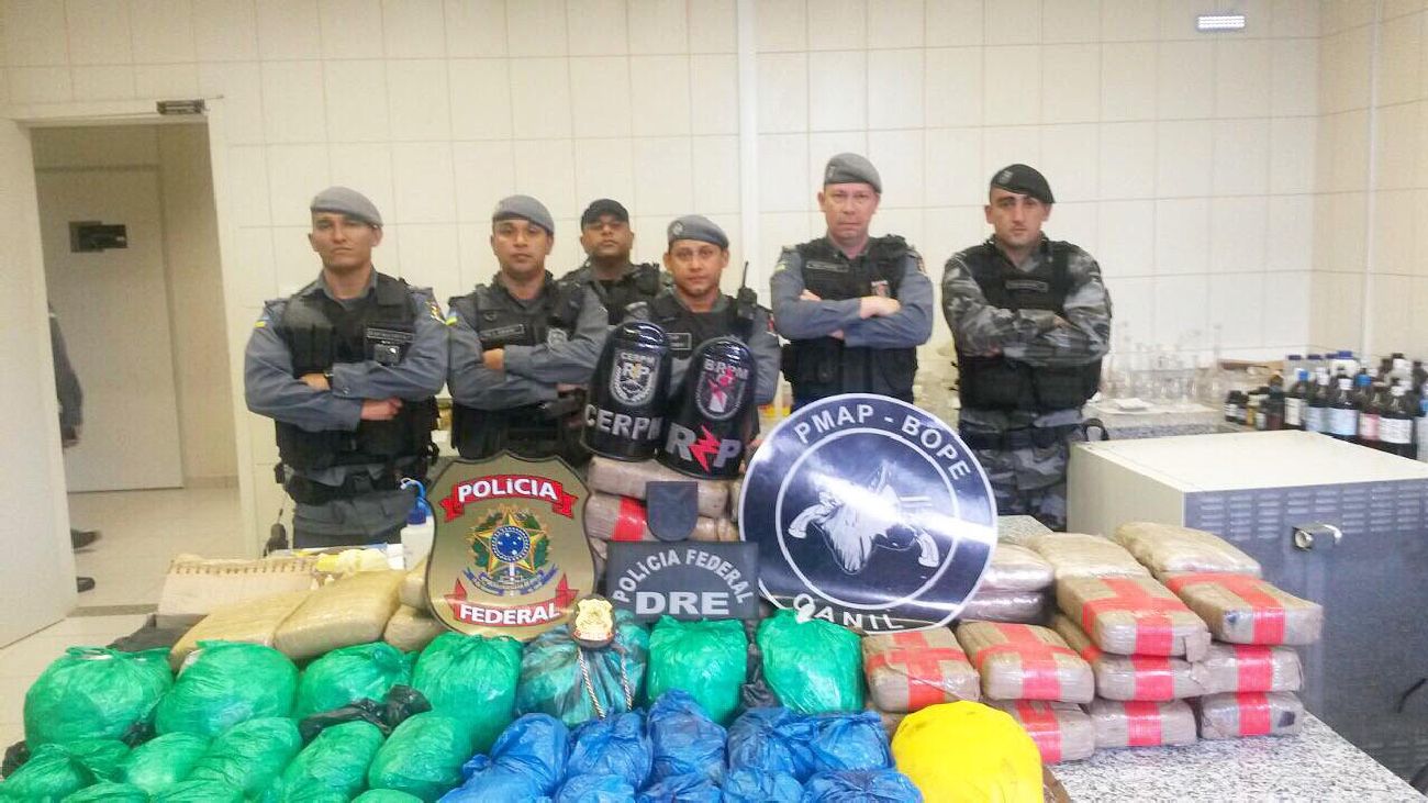 O suspeito foi preso com 97kg de crack e maconha, além de várias munições