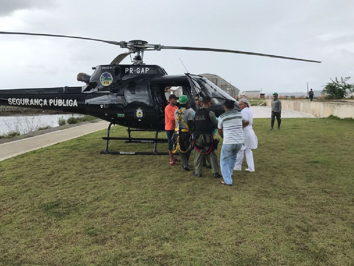 A aeronave pousou numa área próxima a orla de Porto Grande