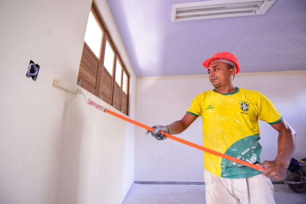 As 12 salas de aula e os setores administrativos foram ampliados e climatizados.
