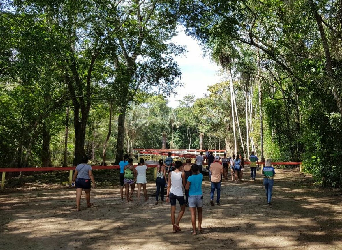 Condutores locais de visitantes trocam experiências com técnicos sobre as ruínas da igreja e roteiros dentro do distrito