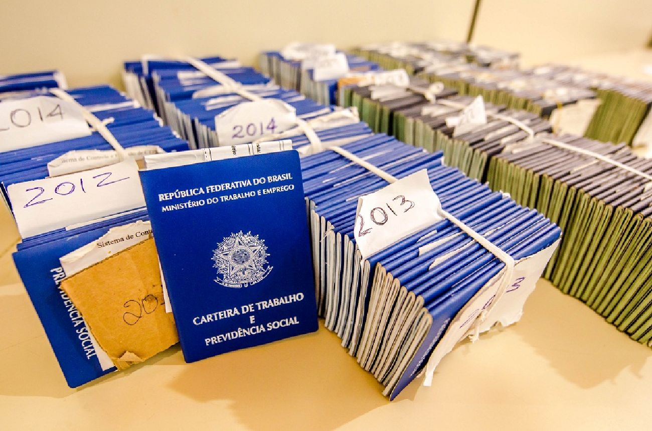A maioria foi solicitada no ano de 2002 (127 carteiras) e em 2014 (81 vias).