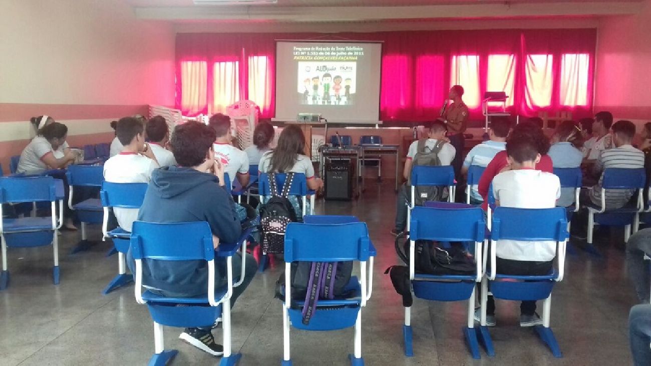 São realizadas palestras educacionais, oficinas, exibição de vídeos, debates e outras ações a fim de conscientizar os alunos sobre as consequências dos trotes ao 190 e 193.