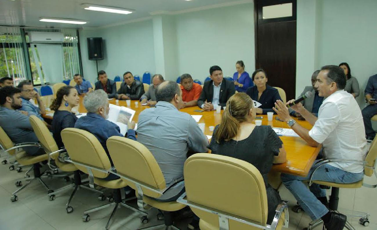Governador Waldez Góes e os representantes do município discutiram soluções para os problemas apresentados