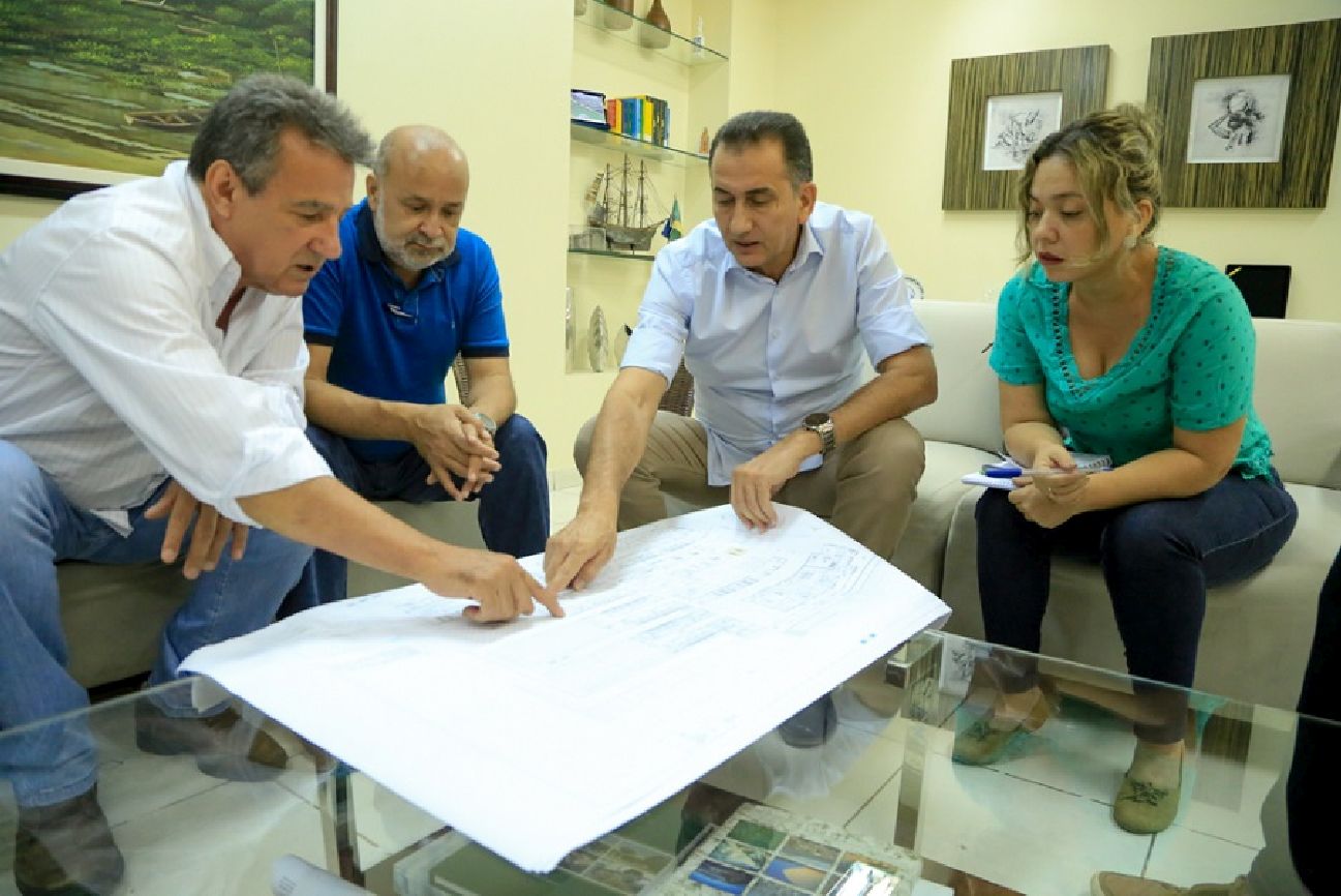 Governador Waldez Góes e o prefeito de Porto Grande, José Maria Bessa, conferiram o projeto básico