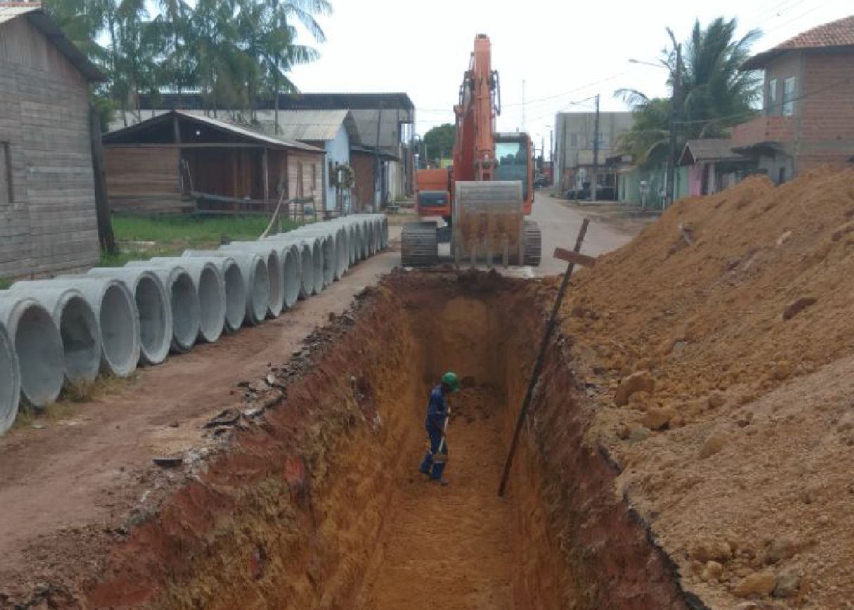 A avenida vai receber ainda a terraplenagem, pavimentação, calçamento com meio fio e sinalização vertical e horizontal.