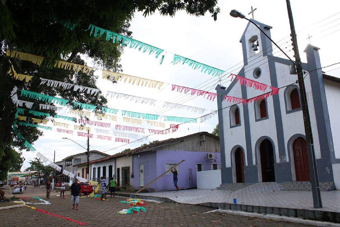 Cerca de 30 pessoas trabalham diariamente para ornamentar a cidade para os 13 dias de festa