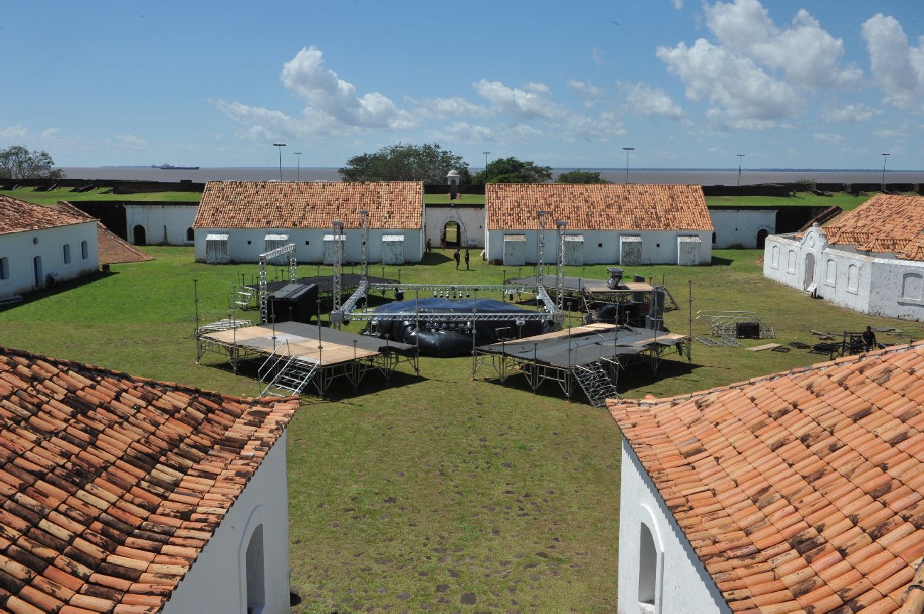 Estrutura montada no local conta com palco principal, áreas delimitadas para imprensa, movimentos culturais do hip hop e autoridades oficiais.