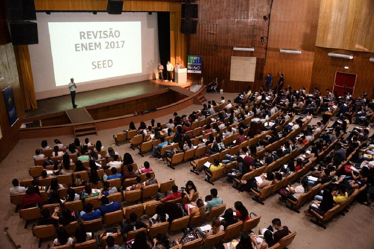 Alunos tiveram aulas de ciências humanas e ciências da natureza no primeiro dia de Aulão do Enem