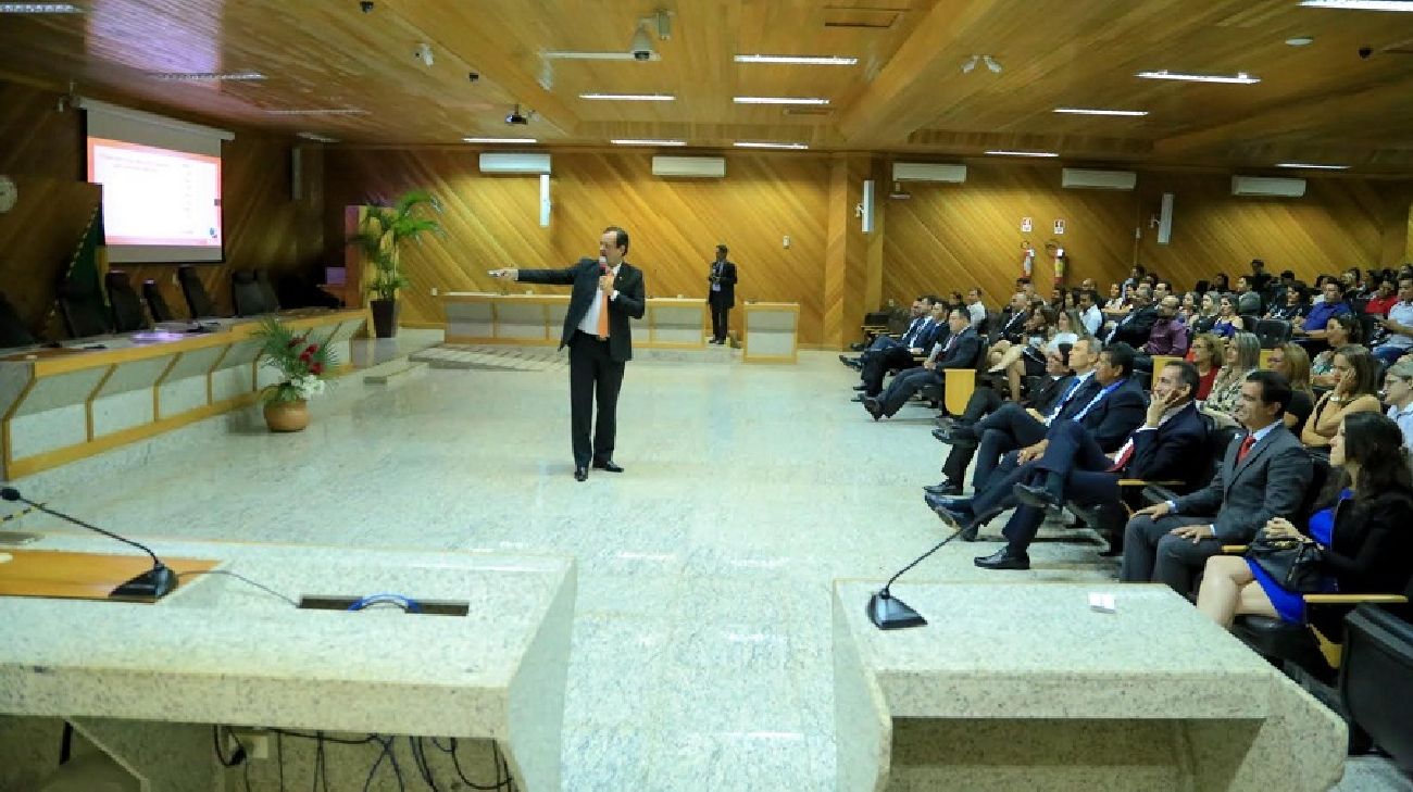 O governador e outras autoridades acompanharam as palestras do primeiro dia de evento