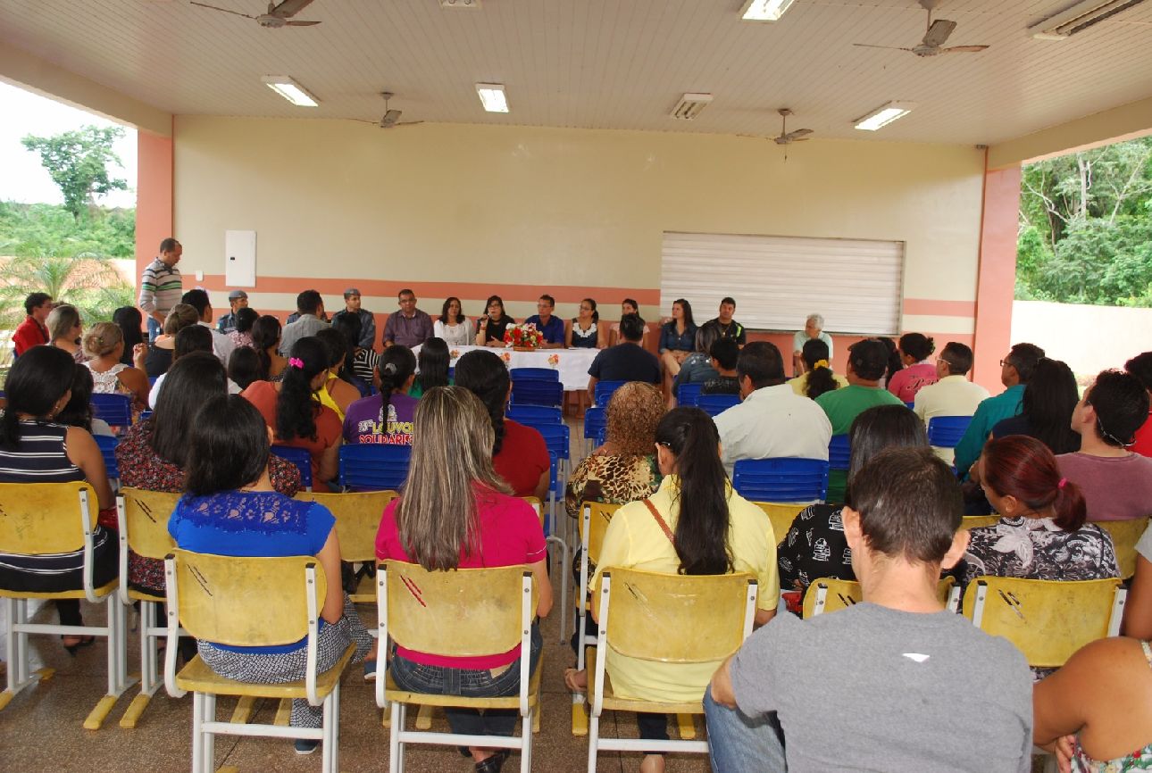 Novos gestores, representantes da Seed e da comunidade local participaram da reunião