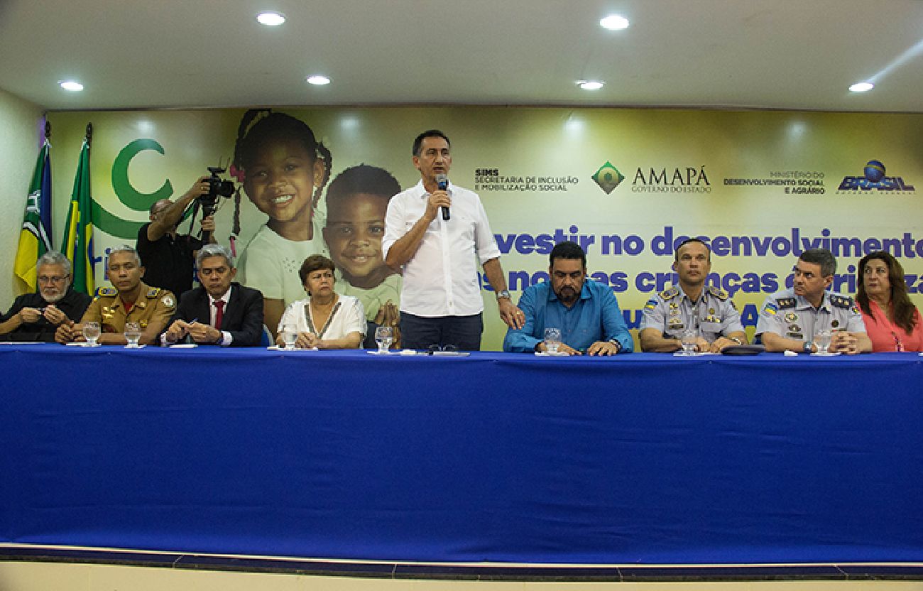 A comunidade assistiu, atentamente, a apresentação do projeto de construção das habitações
