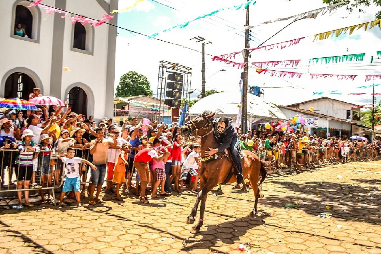 Um dos momentos em que o público mais interage com as encenações é a passagem do Bobo Velho, quando são atirados bagaços de laranja no personagem.
