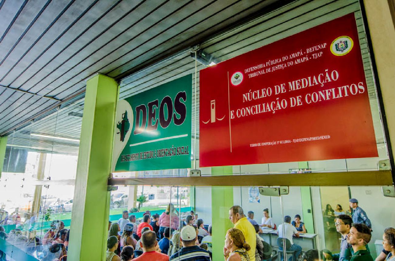 A porta de entrada da Defenap é o Departamento de Estudo e Orientação Social (DEOS), que realiza o atendimento inicial ao público e a triagem dos casos.