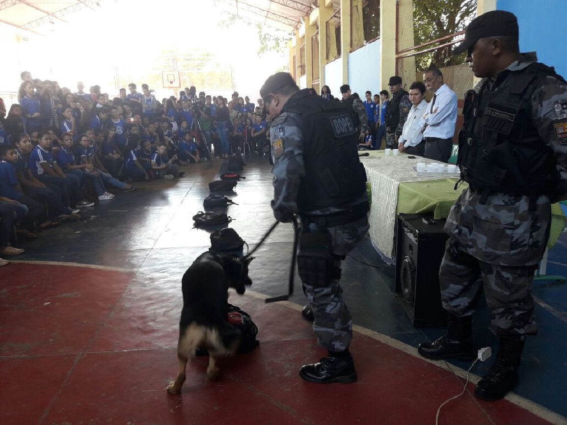 Policiais do Bope simularam buscas com cão farejador para os alunos.