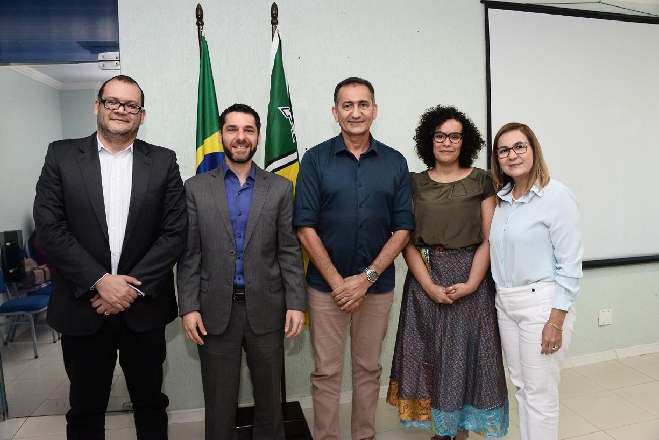 Além do governador Waldez e a secretária de Educação, Goreth Sousa, estiveram presentes os representantes do Instituto Natura (IN), Instituto de Corresponsabilidade pela Educação (ICE) e Instituto Sonho Grande (ISG)