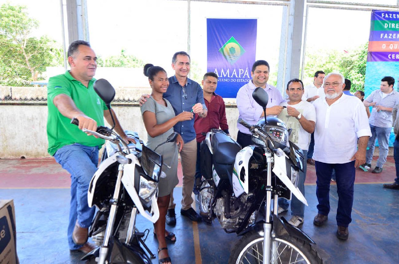 Na oportunidade o governador Waldez Góes entregou aos agricultores equipamentos (duas motos, duas maquinas fotográficas e um fogão) e um apoio financeiro por meio do Fundo de Financiamento Rural (Frap), no valor de R$ 77 mil.
