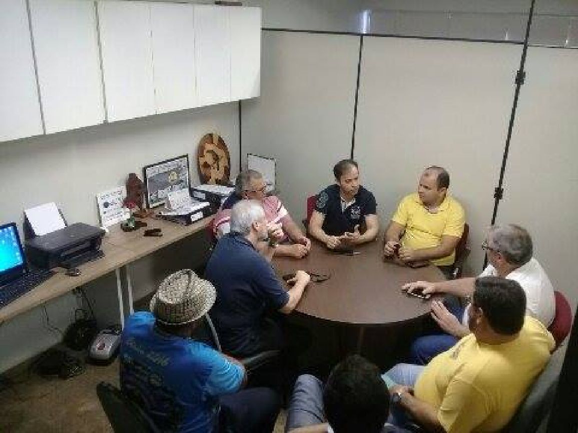 Comitiva da CBBoxe em reunião com o secretário da Sedel, Junior Maciel