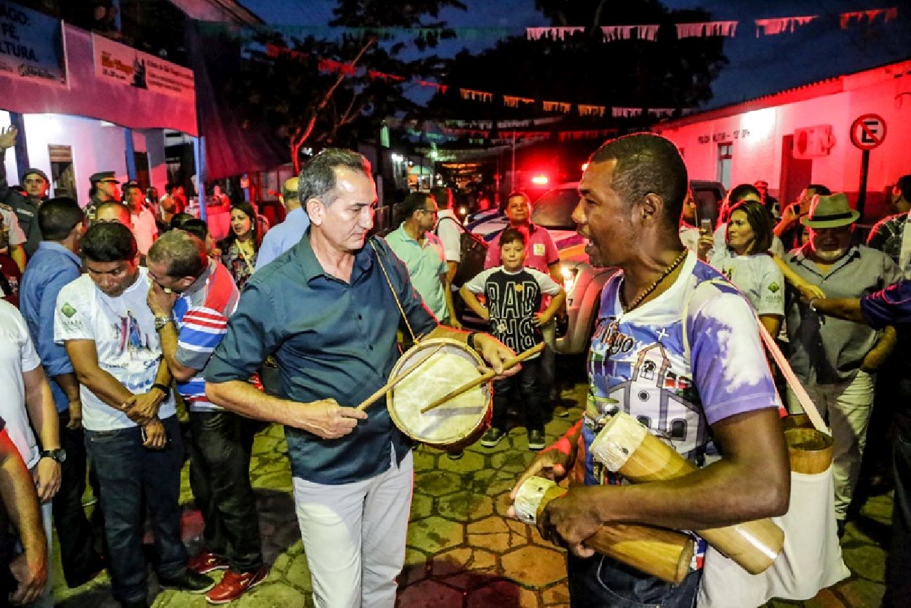 A equipe de gestão do governo também promoveu uma noite de arraial com bingo e shows musicais