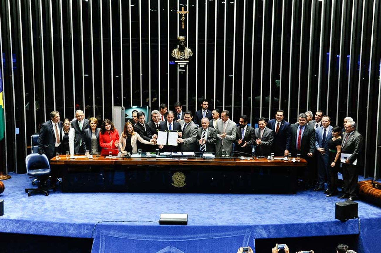 Governador Waldez Góes participou da sessão solene de promulgação da Emenda Constitucional que beneficiou servidores do AP