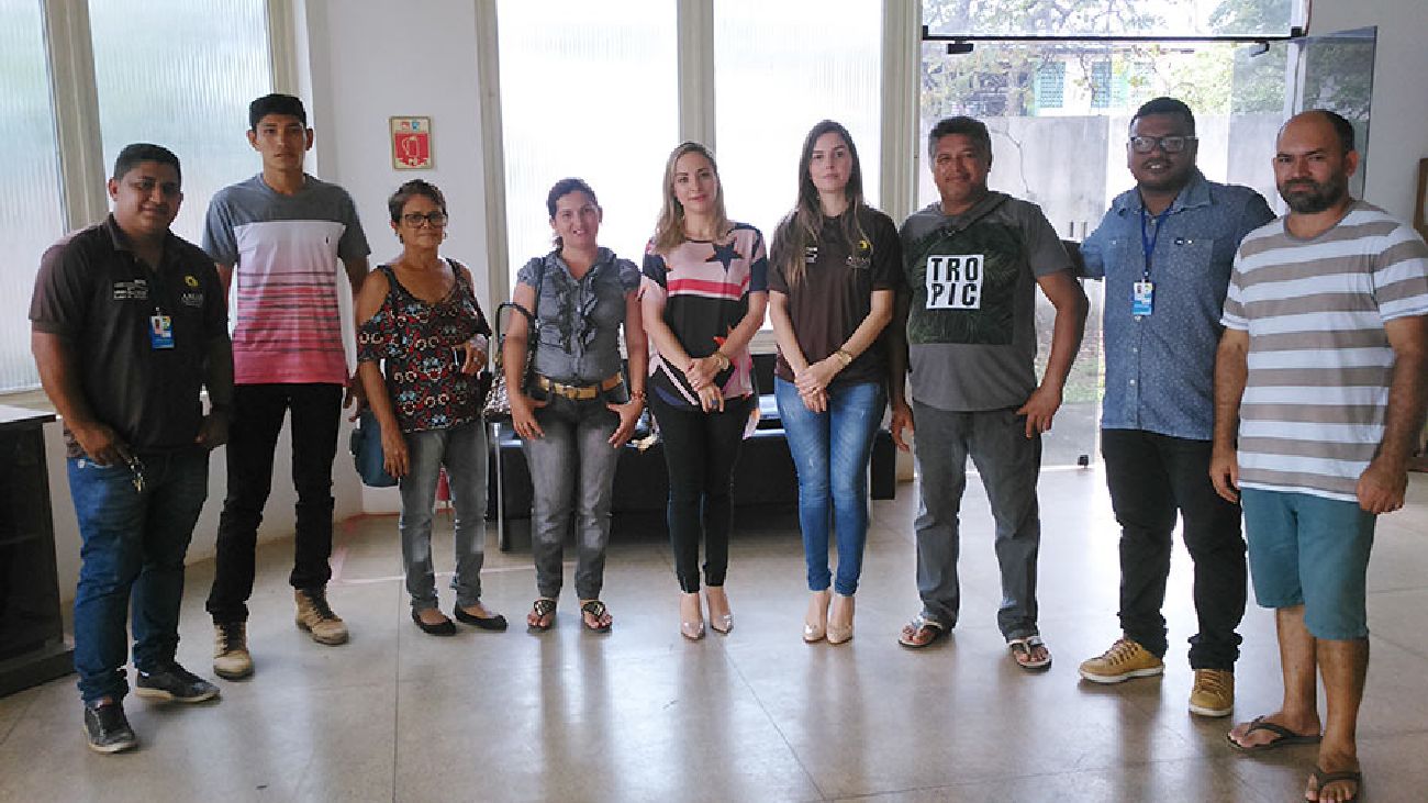 Secretária do Trabalho, Luciana Araújo, reuniu com artesãos de Mazagão para tratar do assunto