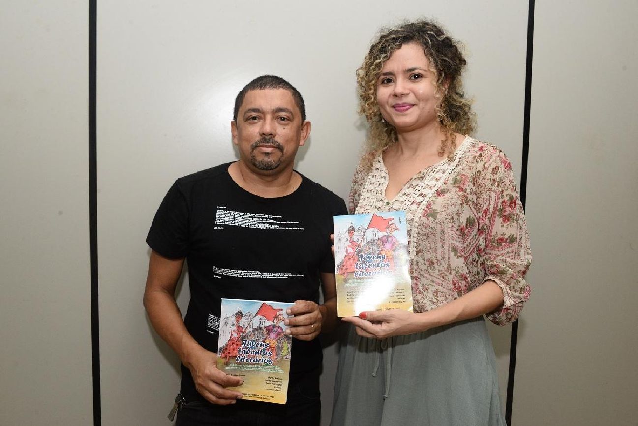 Rodolfo Meireles e Andréia Oliveira reuniram poemas e textos produzidos por alunos do centro
