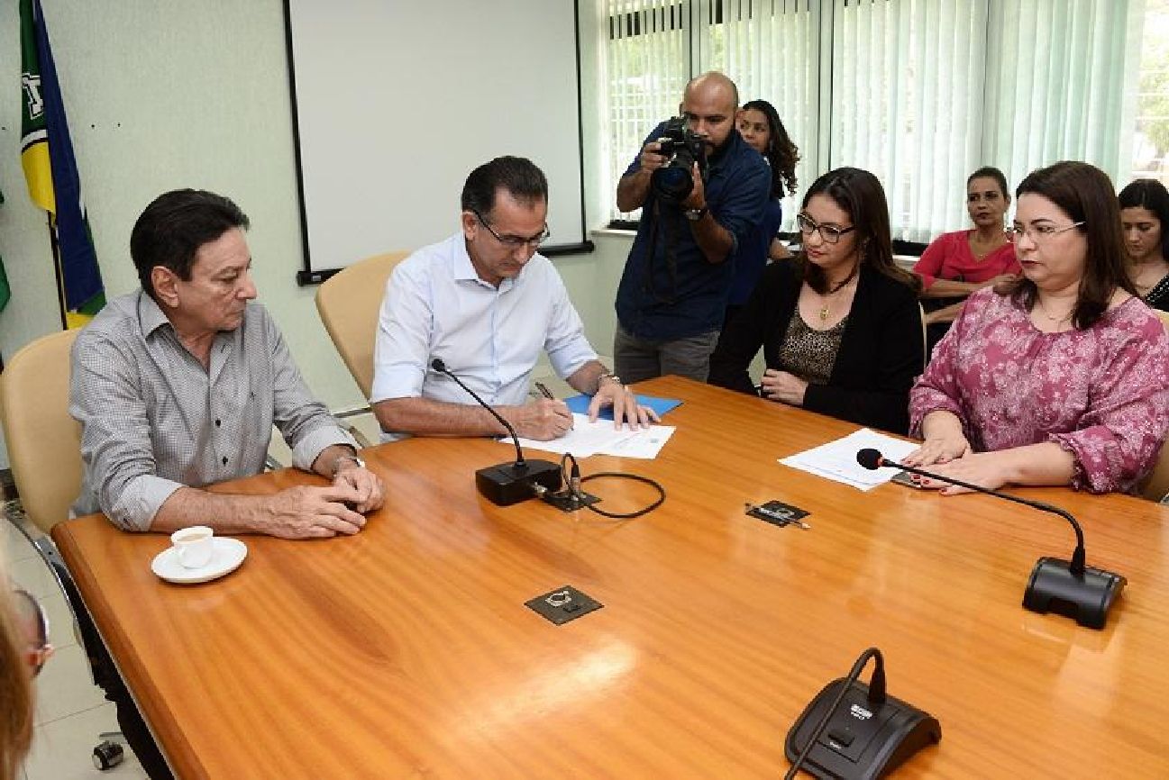 A concessão deste realinhamento foi proposição do próprio governo do Estado, em reunião com representante dos auxiliares educacionais.