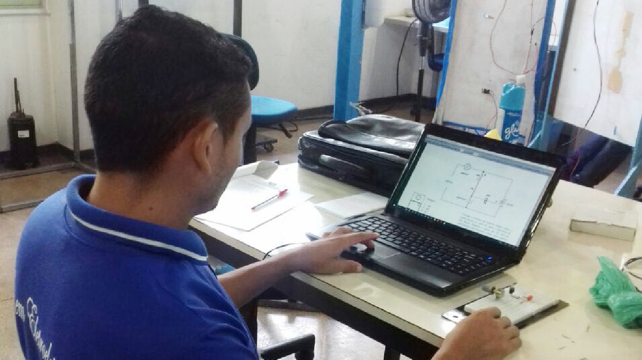 Os cursos incluem diversas áreas do conhecimento, como engenharia elétrica.