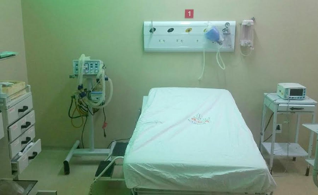 Sala tem equipamentos como monitores cardíacos, bomba de infusão e respiradores