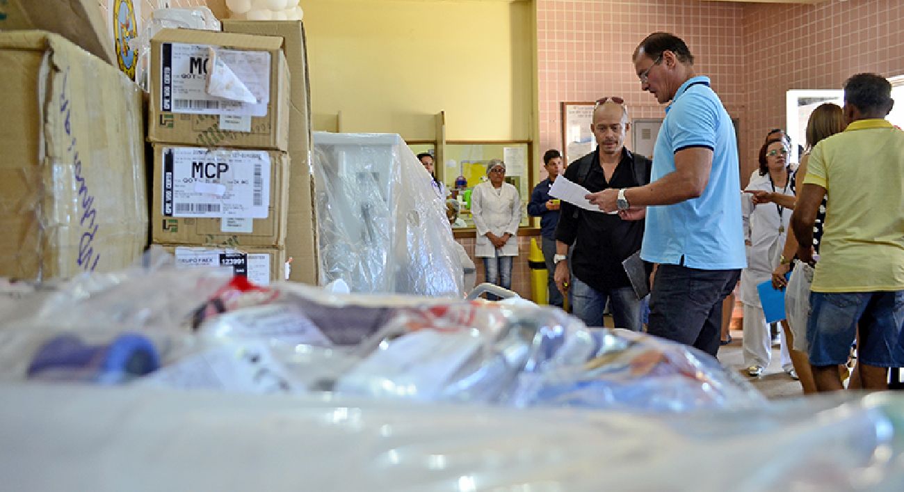 Dentre os equipamentos estão ventiladores pulmonares, bisturi elétrico, carro de anestesia, desfribilador, monitor multiparametros, gabinete de ultrassom, ultrassom diagnóstico e armários vitrine.