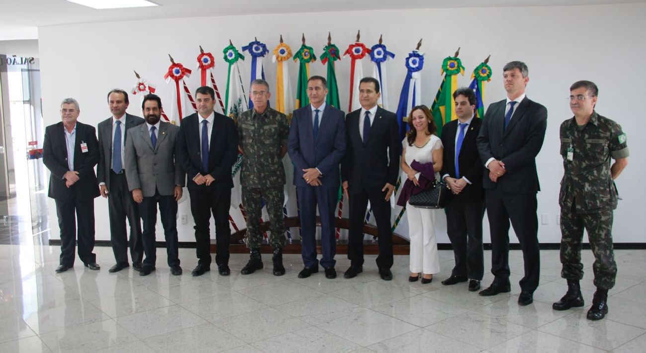 A reunião teve a participação, também, dos deputados federais Vinícius Gurgel, Marcos Reategui, Marcivânia Flexa e Cabuçu Borges, além do prefeito de Laranjal do Jari, Márcio Serrão