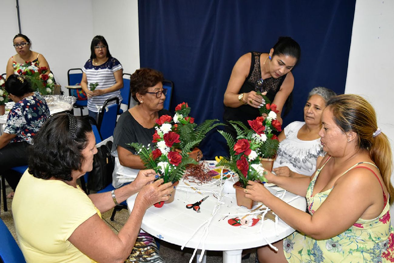 Produção de objetos natalinos tem como objetivo gerar um ganho extra neste fim de ano aos grupos econômicos solidários