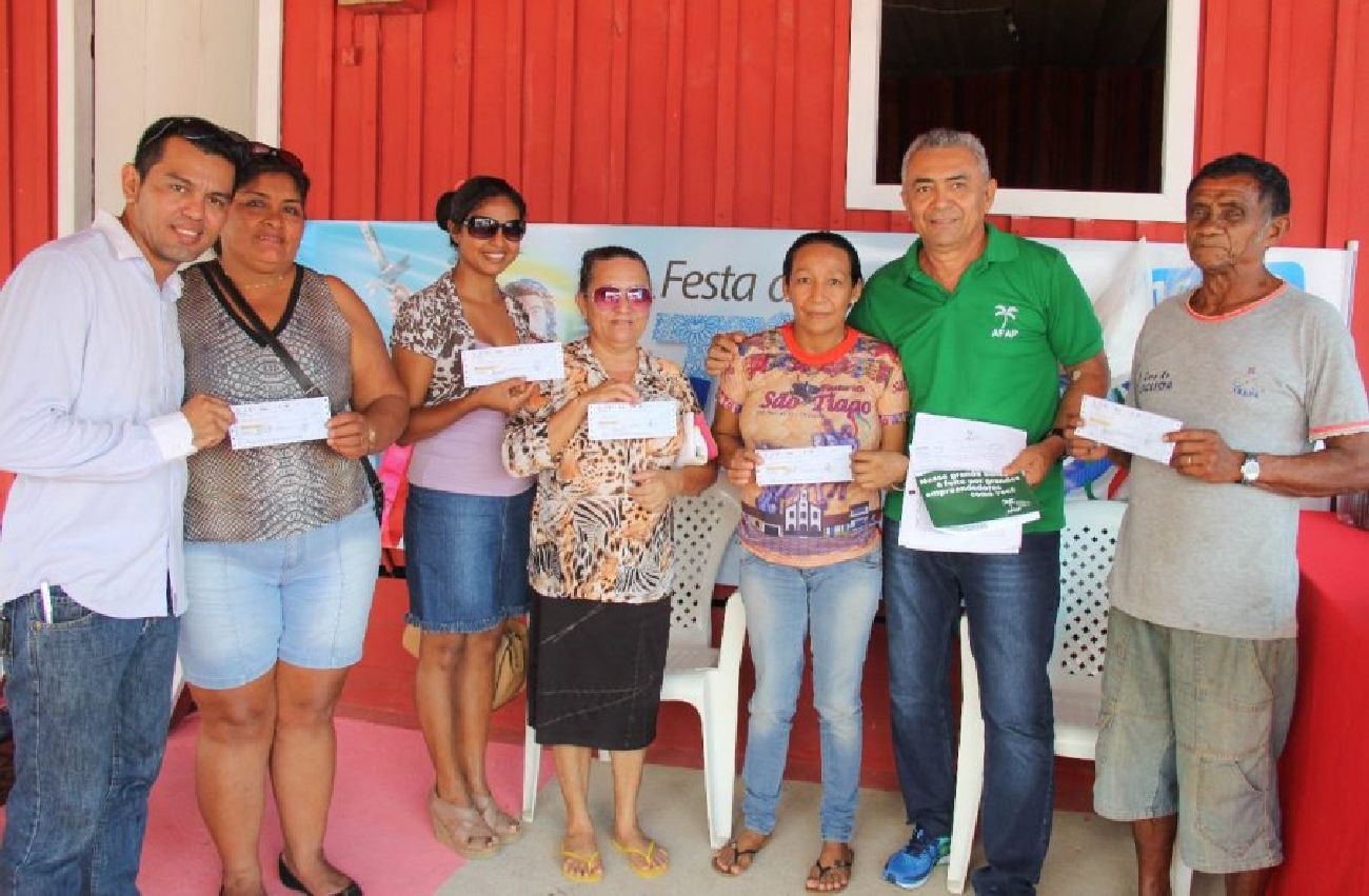 Além dos cheques, os empreendedores receberam kit’s de boas práticas do Projeto Caminho Empreendedor