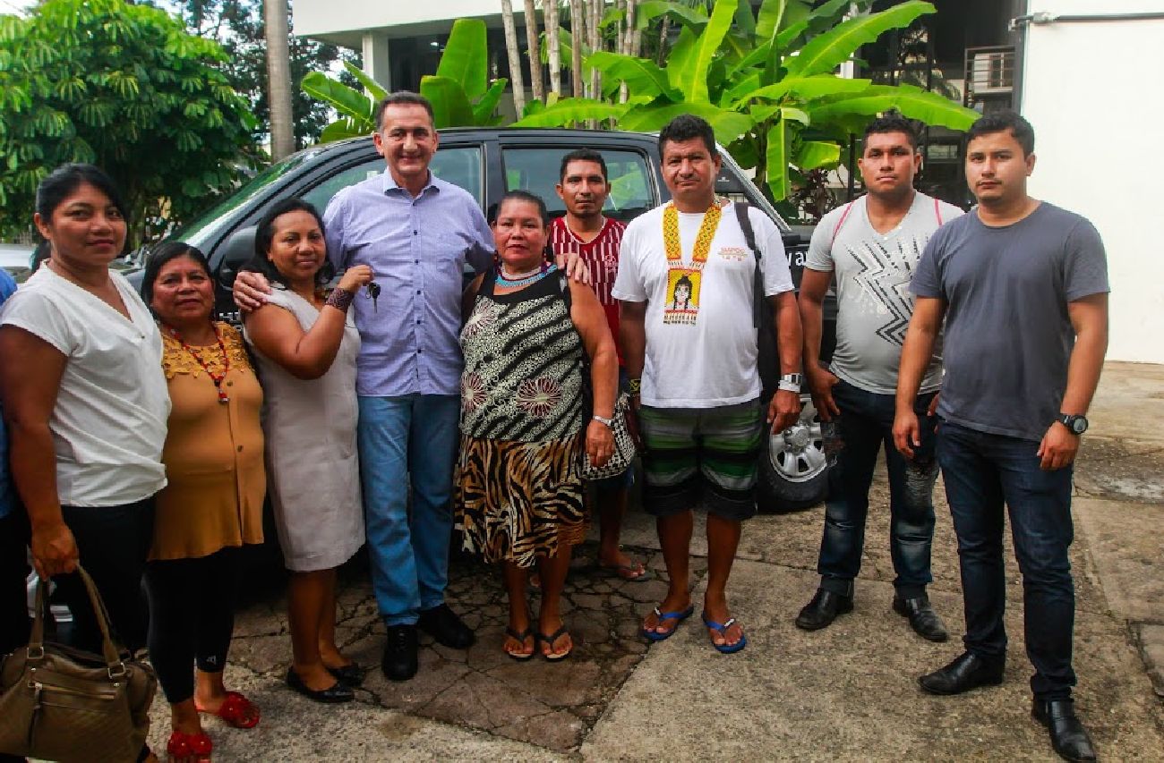 Representantes indígenas receberam as chaves do veículo das mãos do governador Waldez Góes