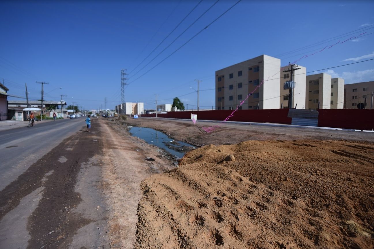 A via também receberá um canteiro central, acostamento, estacionamento e ciclovia.