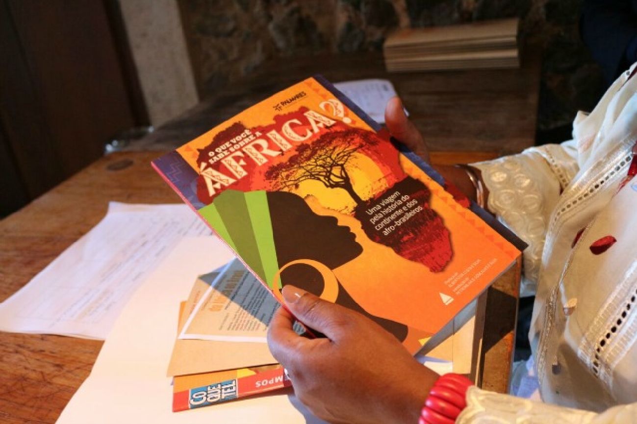 Cada aluno participante receberá a revista temática customizada pedagógica denominada Coquetel e o livro O que você sabe sobre a África? Uma viagem pela história do continente e dos afro-brasileiros.
