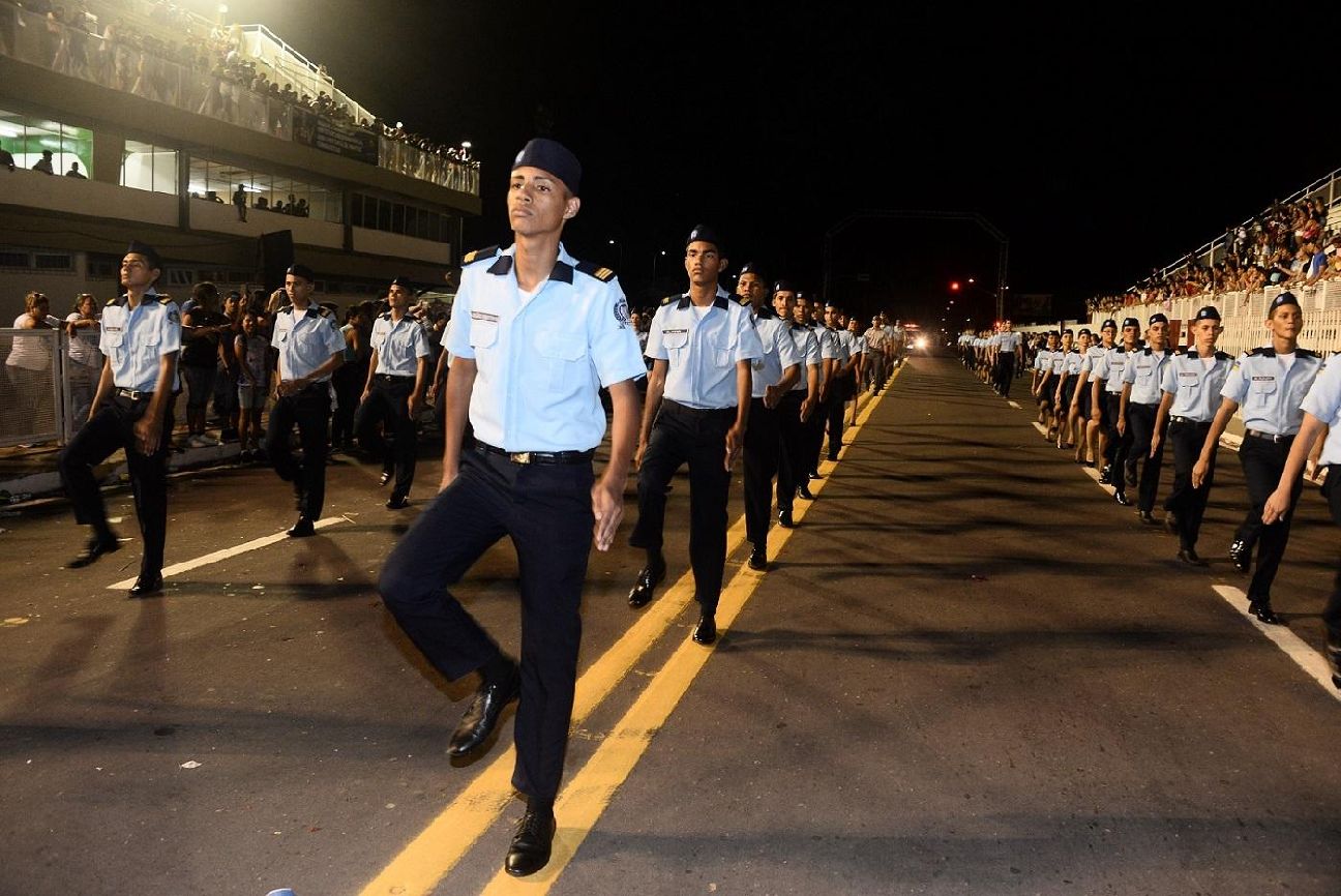 Desfilaram 180 estudantes das escolas de gestão compartilhada militar
