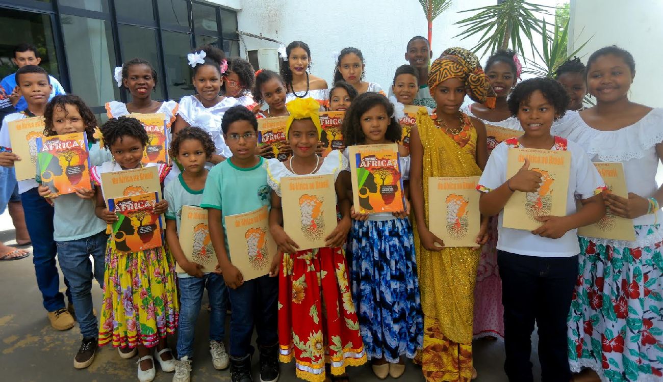 Cada aluno participante receberá a revista temática pedagógica Coquetel e o livro O que você sabe sobre a África? Uma viagem pela história do continente e dos afro-brasileiros